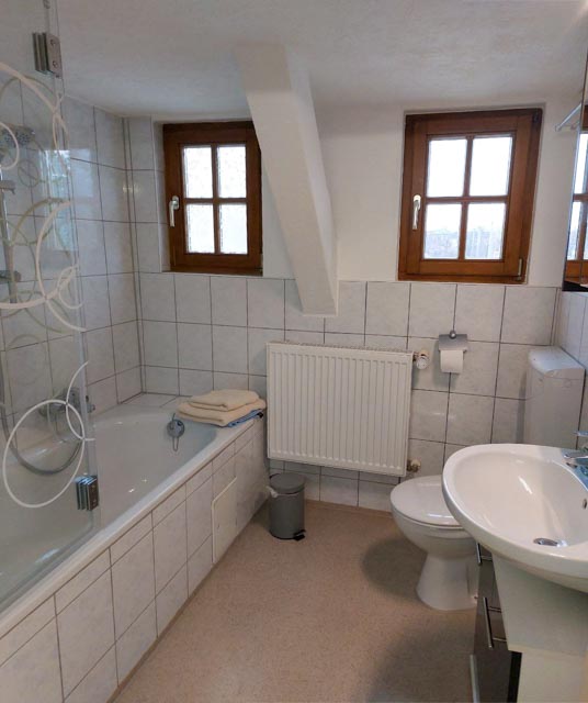 Bad im Dachgeschoss der Pension Hundemüde in Dresden