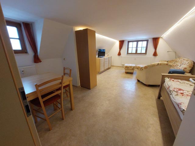 Wohnzimmer in der Dachwohnung der Pension Hundemüde in Dresden